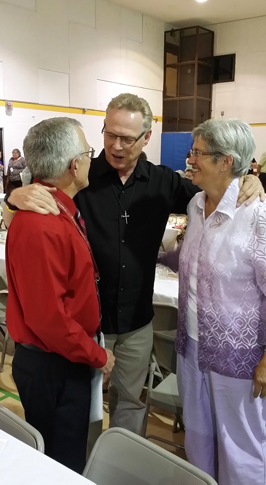 Mark_Hovestol_talking_with_Steve_and_Brenda_Hostetter_after_banquet.jpg